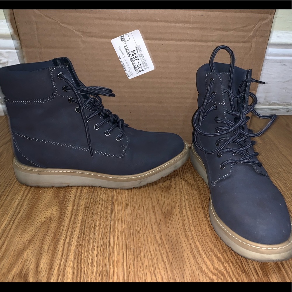 Navy boots Cliffs by white mountain